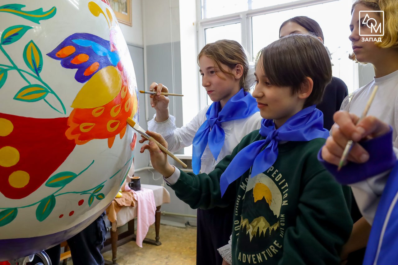  В Евпатории впервые прошла детская патриотическая арт-акция «Синий платочек Победы»